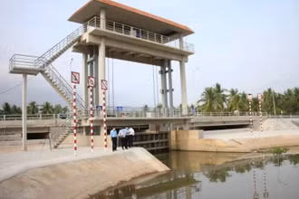 Hệ thống cống giúp điều tiết nước ngăn mặn, trữ ngọt phục vụ sản xuất ở Bến Tre. (Ảnh TTXVN)