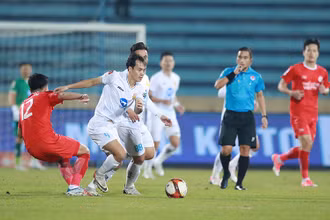 Tiền đạo Văn Toàn (số 9) ghi bàn thắng ấn định chiến thắng 3-0 cho Thép Xanh Nam Định. (Ảnh VPF)