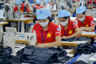 May quần áo xuất khẩu tại Công ty May 10 (thuộc Tập đoàn Dệt may Việt Nam). (Ảnh Hoàng Anh)