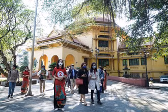 Du khách trải nghiệm tour bộ hành “Kiến trúc Pháp trong lòng Hà Nội”. (Ảnh THÚY HÀ)