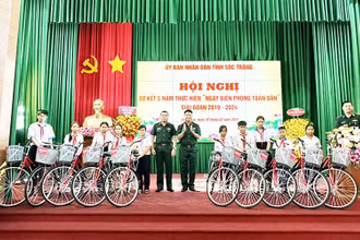 Bộ đội Biên phòng tỉnh Sóc Trăng trao xe đạp tặng học sinh nghèo học giỏi vùng biên giới biển Sóc Trăng.