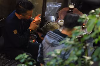 Ngành y tế đang nỗ lực tuyên truyền giảm tỷ lệ người hút thuốc lá tại cộng đồng. (Ảnh NINH CƠ)
