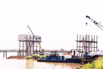 Các đơn vị đang thi công cầu Thạch Hãn 1 bắc qua sông Thạch Hãn.