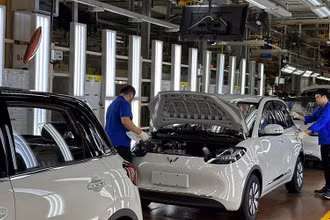 Lắp ráp sản phẩm ô-tô điện tại một nhà máy sản xuất ô-tô.