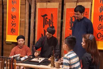 Khách du lịch xin chữ khi tham gia tour đêm tại Văn Miếu - Quốc Tử Giám.
