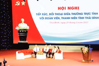 Quang cảnh buổi tiếp xúc, đối thoại giữa Thường trực Tỉnh ủy Thái Bình với đoàn viên, thanh niên. (Ảnh MAI TÚ)