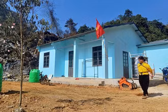 Những căn nhà tái định cư đã hoàn thành, bàn giao cho người dân xóm Lũng Lỳ, xã Ca Thành, huyện Nguyên Bình, tỉnh Cao Bằng. (Ảnh MINH TUẤN)