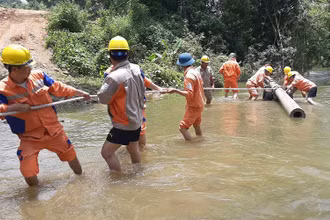 Công ty Điện lực Bắc Kạn thi công kéo điện về vùng cao. (Ảnh CÔNG TY ĐIỆN LỰC BẮC KẠN)