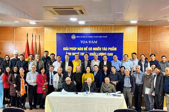 Các đại biểu tại tọa đàm về phát triển ảnh nghệ thuật chất lượng cao.