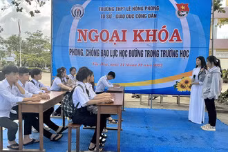 Giờ học ngoại khóa về phòng, chống bạo lực học đường trong trường học tại Trường THPT Lê Hồng Phong, huyện Tây Hòa, tỉnh Phú Yên. (Ảnh CÔNG TOÀN)