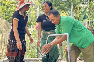 Người dân xã Thượng Trạch, huyện Bố Trạch (Quảng Bình) dùng nước sạch từ công trình nước do Bộ đội Biên phòng tặng.