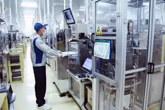 Sản xuất bảng mạch điện tử ở Nhà máy Nippon Mektion của Công ty TNHH Mektec Manufacturing Việt Nam (Khu công nghiệp Thăng Long II, Hưng Yên).