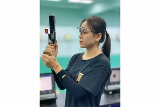 Nữ xạ thủ hàng đầu Việt Nam Trịnh Thu Vinh tại một buổi tập luyện. (Ảnh NV)