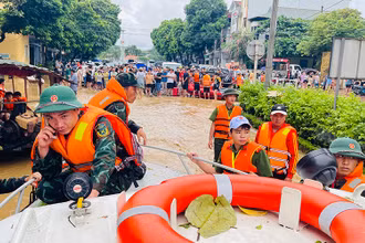 Lực lượng vũ trang Quân khu 2 cứu giúp dân vùng lũ ở TP Yên Bái. 