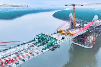 Cầu Bến Rừng kết nối thành phố Hải Phòng với tỉnh Quảng Ninh đang được thi công. (Ảnh NGUYỄN ĐỨC NGHĨA)