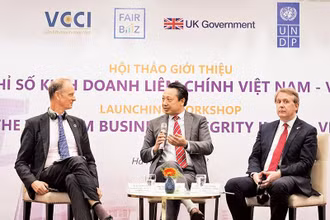 Ông Nguyễn Quang Vinh, Phó Chủ tịch điều hành Liên đoàn Thương mại và Công nghiệp Việt Nam (ở giữa) nhấn mạnh, để xây dựng văn hóa liêm chính, cần sự cam kết của người đứng đầu doanh nghiệp.