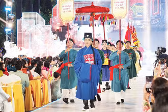 Trình diễn áo dài truyền thống tại Lễ hội Áo dài Thành phố Hồ Chí Minh năm 2024. 
