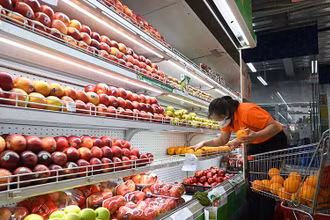 Người tiêu dùng lựa chọn các sản phẩm tại siêu thị BRG Mart Bùi Ngọc Dương, Hà Nội. (Ảnh TUỆ NGHI)