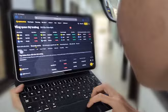 Khách hàng theo dõi tiền ảo trên sàn giao dịch tiền điện tử Binance. (Ảnh ĐĂNG ANH)
