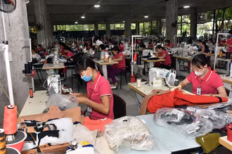 Sản xuất các sản phẩm xuất khẩu tại Công ty cổ phần sản xuất hàng thể thao MXP, tỉnh Thái Bình. (Ảnh ĐĂNG DUY)