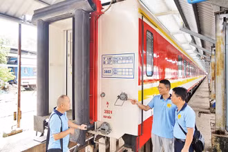 Hình ảnh toa tàu chạy tuyến Sài Gòn - Nha Trang.