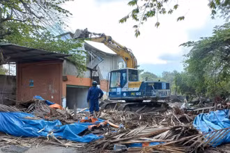 Lực lượng chức năng tiến hành cưỡng chế thu hồi đất để thực hiện xử lý dioxin khu vực sân bay Biên Hòa.