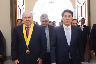 Thị trưởng Thành phố Lima Rafael Lopez đón Chủ tịch nước Lương Cường.