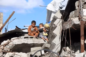 Các em nhỏ tại trại tị nạn Jabalia, Dải Gaza, ngày 14/2/2025. (Ảnh: THX/TTXVN)