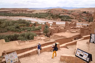 Khách du lịch tham quan Ksar Ait Ben Haddou, một di sản thế giới được UNESCO công nhận. Ảnh: Reuters