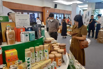 Các đại biểu tham quan các sản phẩm nông nghiệp xanh được trưng bày tại hội thảo quốc tế phụ phẩm nông nghiệp, nguồn tài nguyên tái tạo. 