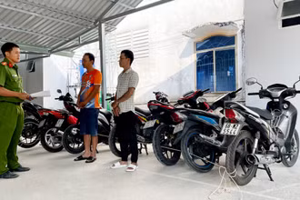 Đối tượng Đặng Xuân Hải và Nguyễn Kim Giàu cùng xe máy trộm cắp.