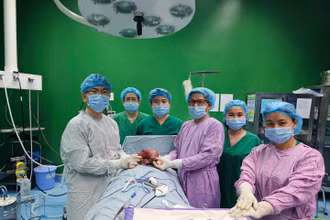 Các y bác sĩ đã phẩu thuật tách bóc an toàn khối u nặng 1,5kg.