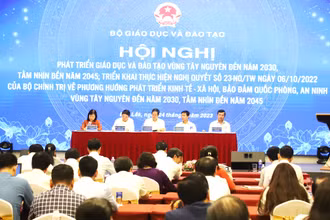 Bộ trưởng Bộ Giáo dục và Đào tạo Nguyễn Kim Sơn và các đại chủ trì hội nghị.