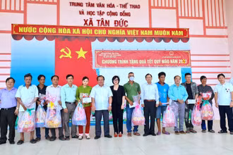 Thêm 360 phần quà Tết Quý Mão 2023 được lãnh đạo tỉnh Cà Mau trao tận tay hộ dân hoàn cảnh khó khăn huyện Đầm Dơi. 