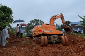 Tháng 5/2022, gia đình bà Dương Thị Thắm ở thị trấn Hùng Sơn được huyện Đại Từ, tỉnh Thái Nguyên huy động phương tiện khắc phục sạt lở. 