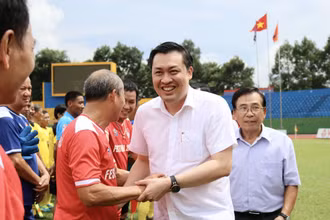 Phó Chủ tịch VFF Cao Văn Chóng gửi lời chào mừng các cựu cầu thủ tham dự Festival. 