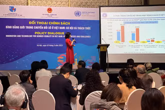 Các chuyên gia chia sẻ tại buổi đối thoại “Bình đẳng giới trong chuyển đổi số ở Việt Nam: Cơ hội và thách thức”. 