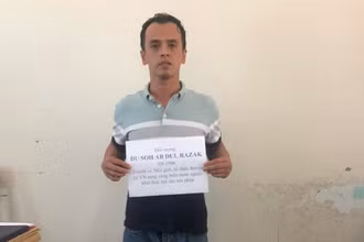 Đối tượng Du Soh Abu Dul Ra Zak bị bắt giữ tại cơ quan chức năng.