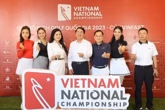 Ban tổ chức giải và nhà tài trợ tại cuộc họp báo.