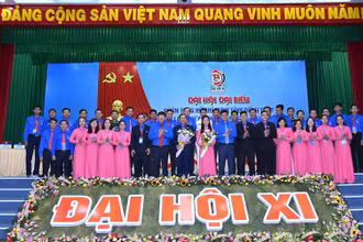 Lãnh đạo Tỉnh ủy, Ủy ban nhân dân tỉnh, Ban Bí thư Trung ương Đoàn tặng hoa chúc mừng Ban Chấp hành Tỉnh đoàn Đồng Tháp Khóa XI.