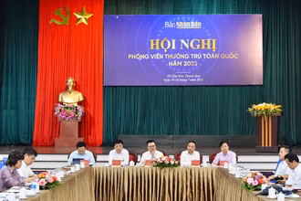 Đồng chí Lê Quốc Minh, Ủy viên Trung ương Đảng, Tổng Biên tập Báo Nhân Dân, Phó Trưởng Ban Tuyên giáo Trung ương, Chủ tịch Hội Nhà báo Việt Nam cùng các đồng chí Phó Tổng Biên tập, lãnh đạo Ban Quản lý phóng viên thường trú chủ trì Hội nghị phóng viên thường trú toàn quốc năm 2023.