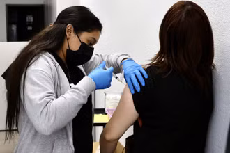 Một nhân viên y tế tiêm vaccine cúm tại một trung tâm y tế ở Rosemead, California. Ảnh: Tân Hoa xã