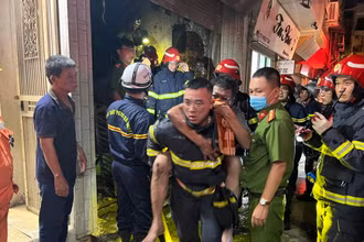 Cảnh sát đưa người dân thoát khỏi đám cháy.
