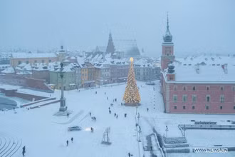 Một đợt tuyết rơi dày ở thủ đô Warsaw, Ba Lan. Ảnh: Nhân Dân Nhật báo 
