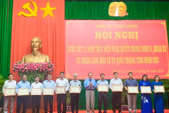 Ban Tổ chức khen thưởng các tập thể và cá nhân có thành tích xuất sắc trong 10 năm thực hiện Nghị quyết Trung ương 8 (khóa XI).