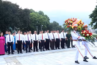 Các đồng chí lãnh đạo tỉnh Hà Giang dâng hoa trước Tượng đài Chủ tịch Hồ Chí Minh.