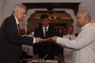 Ông Dinesh Gunawardena tuyên thệ nhậm chức Thủ tướng trước Tổng thống Ranil Wickremesinghe tại Colombo ngày 22/7. (Nguồn: Reuters) 