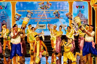 Tiết mục khai mạc liên hoan.