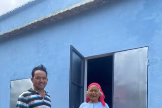 Bí thư chi bộ, Trưởng thôn Hòa Ngãi La Lang Tiến luôn gần gũi, quan tâm thăm hỏi bà con trong buôn làng.