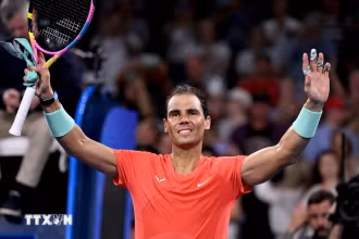 Tay vợt Rafael Nadal thi đấu tại giải quần vợt quốc tế Brisbane ở Australia ngày 2/1/2024. (Ảnh: AFP/TTXVN)